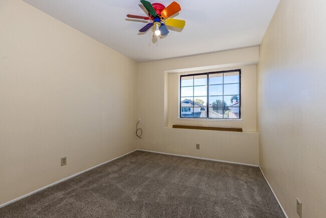 Building Photo - 4 bed/3 bath Single Family Home w/ large backyard!