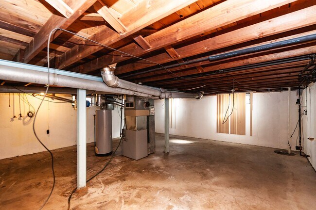 Building Photo - Charming & Spacious Home in Bellefontaine Neighbors – Move-In Ready!