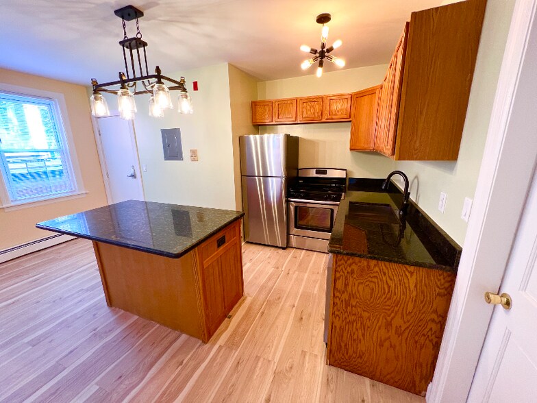 Building Photo - 81-83 America St