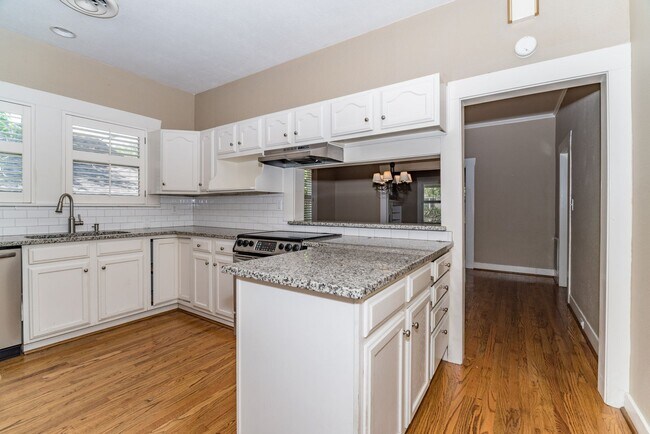 Building Photo - Alamo Heights Cottage