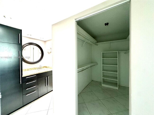 Building Photo - 1904 S Ocean Dr