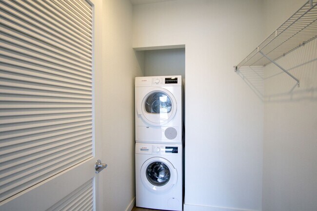 Building Photo - Modern & Sleek 1Bdr w/Floor-to-Ceiling Windows + Pet OK!