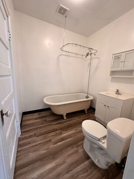 Building Photo - 2013 E 1st Ave