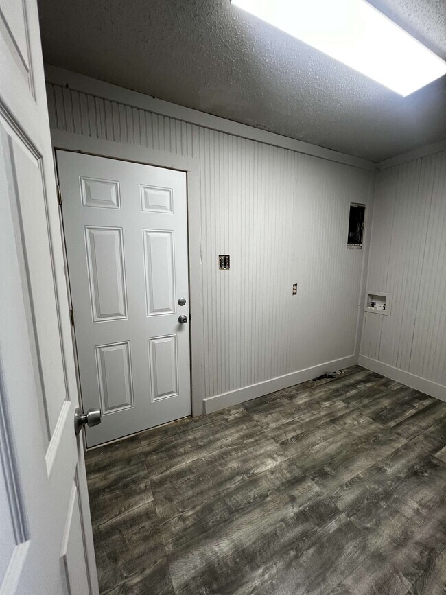 Building Photo - 212 W Broadway