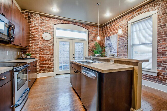 Building Photo - 612 Center St