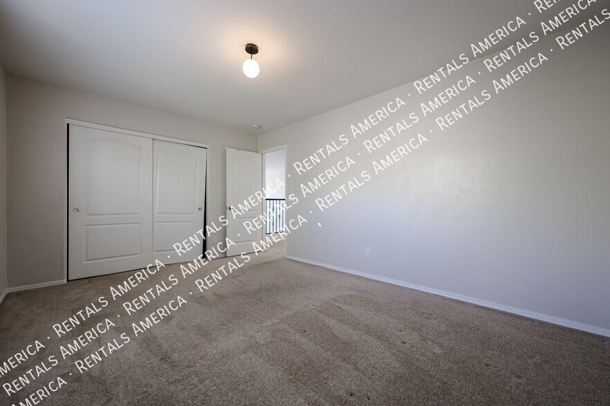 Building Photo - 44388 W Oster Dr