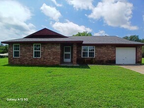 Building Photo - 3 Bedroom 2 bath