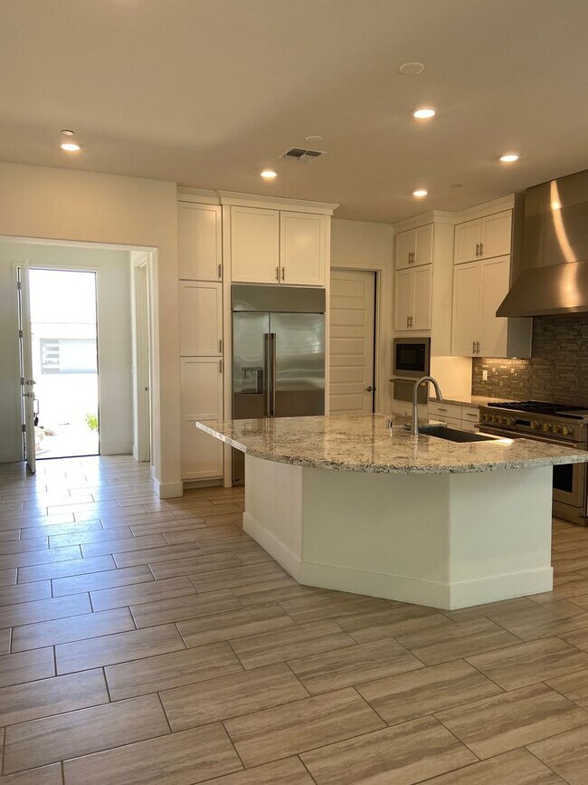 Building Photo - Cool Pool! 5Bdrm, 4.5 bath in gated community El Dorado Hills