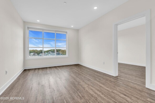 Building Photo - 521 Lakeview Ave
