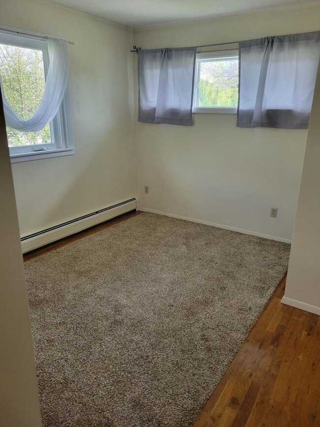 Building Photo - Upper Unit 2 Bedroom 1 Bathroom