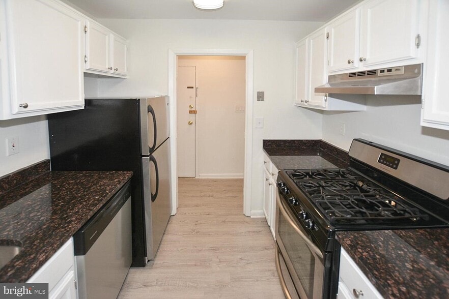 Building Photo - 3874 Lyndhurst Dr