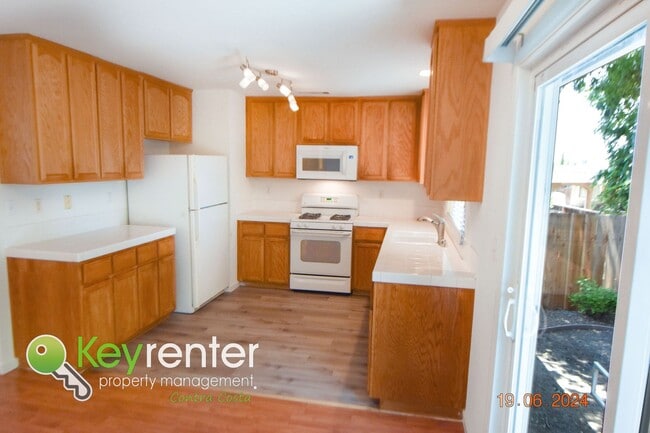 Building Photo - Charming 3 bed 2 bath home with spacious b...