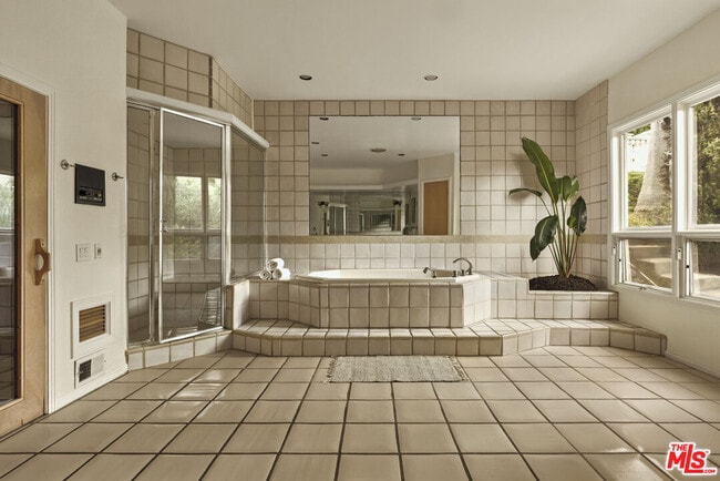 Building Photo - 3780 1/2 Multiview Dr