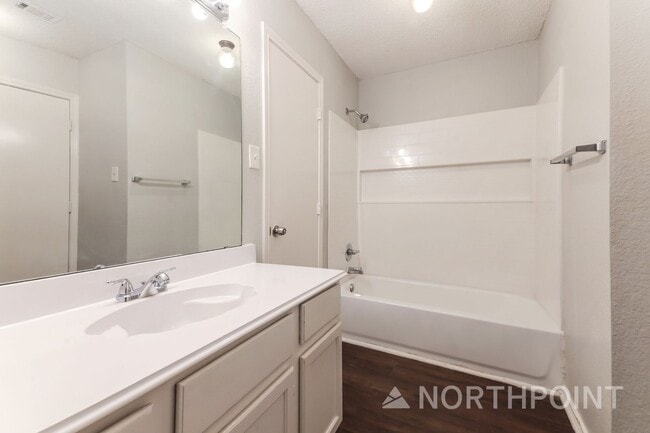 Building Photo - 3 BR/2BA | Updated Single Family Home |  Private backyard | In Dallas!