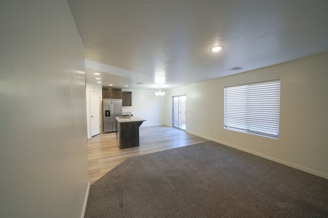 Building Photo - Spacious Townhome for Rent – Prime Location!