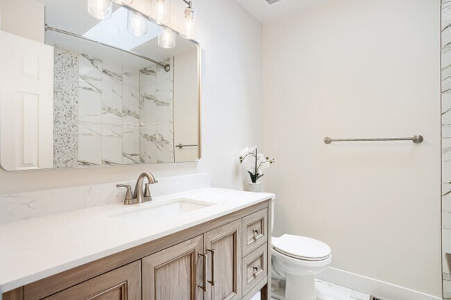 Building Photo - Beautifully Remodeled 3-Bed, 2-Bath Townhouse in Central Boulder