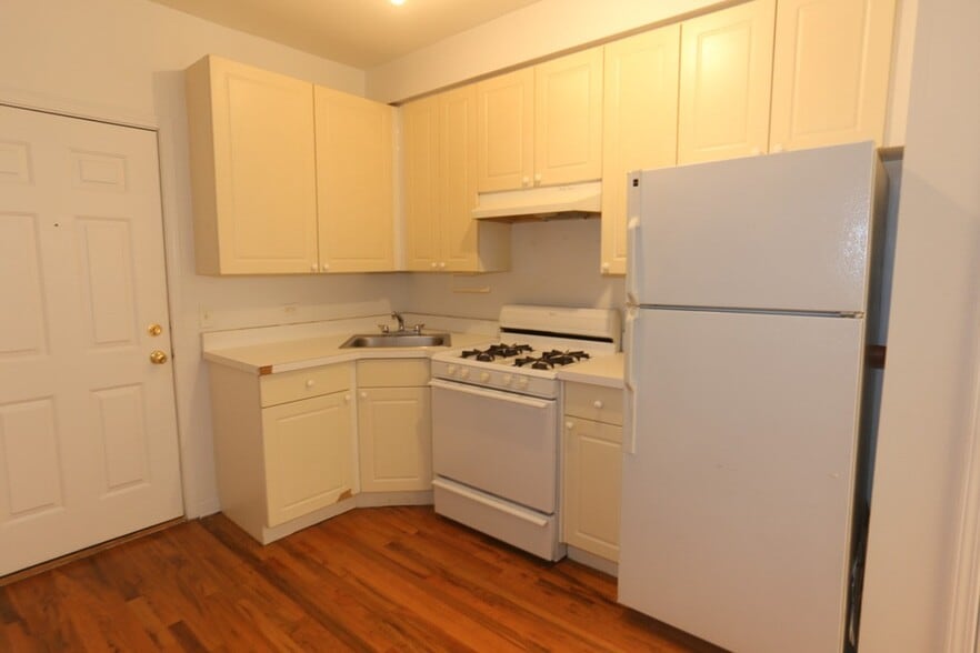 Building Photo - 922 W Dakin St