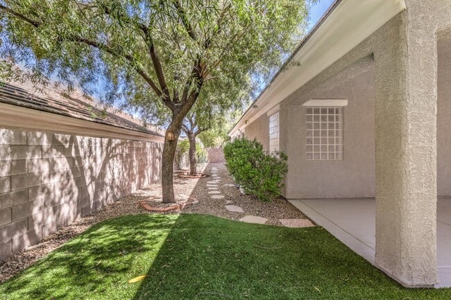 Building Photo - Stylishly Updated Henderson Home | New Stainless Steel Appliances | Heated Pool