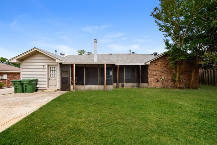 Building Photo - 2737 W Aberdeen Dr