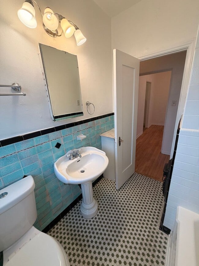 Building Photo - Cute 1 Bedroom 1 Bathroom Long Beach Apartment For Rent!