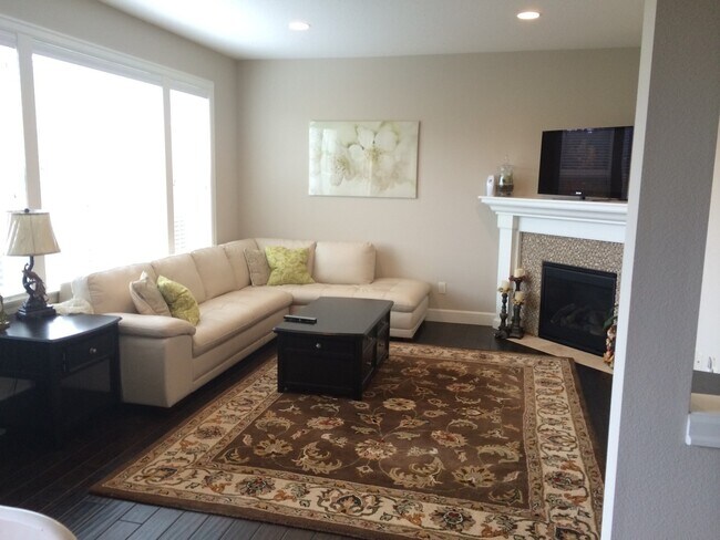 Building Photo - Absolutely Beautiful 5 Bedroom Home!! A Must See!!