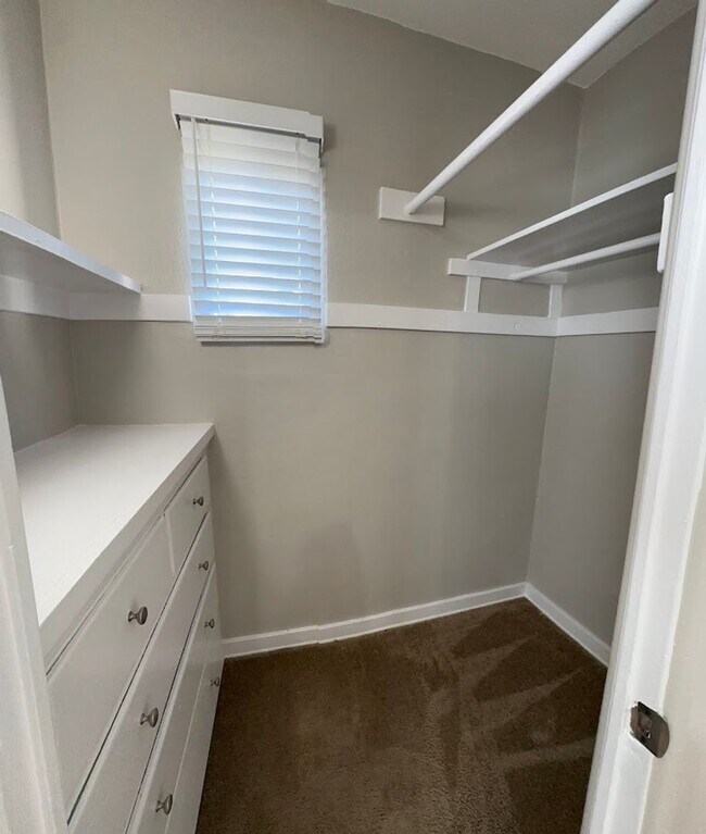 Building Photo - LARGE 1 BEDROOM 1 BATH UPSTAIRS UNIT READY...