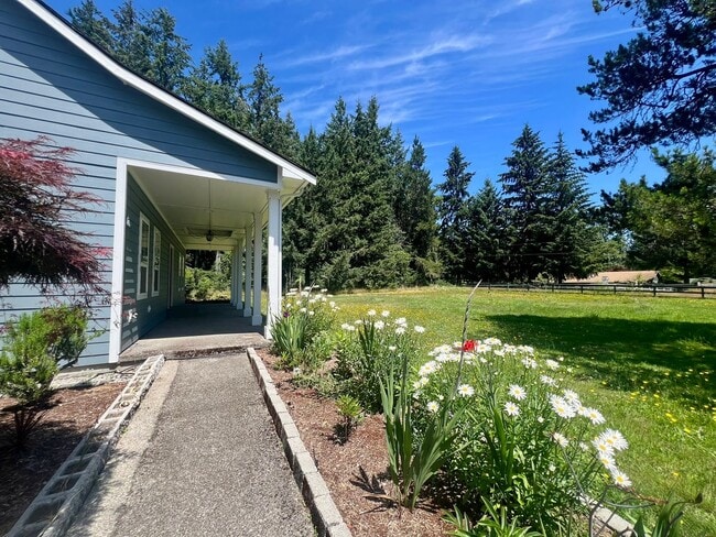 Building Photo - 3+ BD on 2 Acres - Barn Included