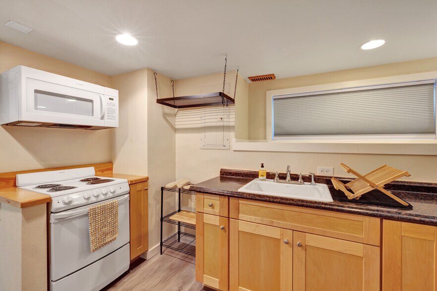 Building Photo - 7911 5th Ave NE