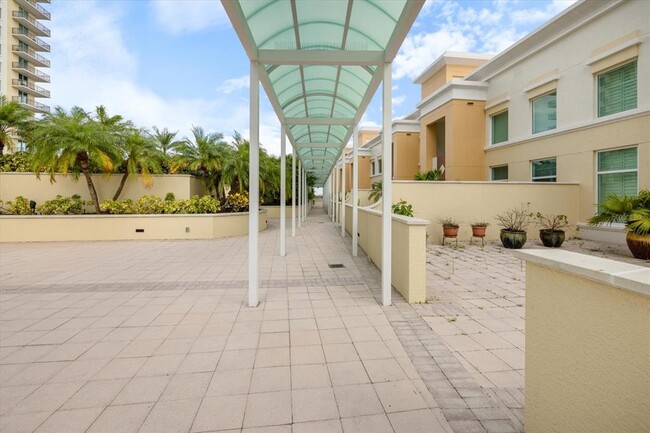Building Photo - 800 N Tamiami Trl