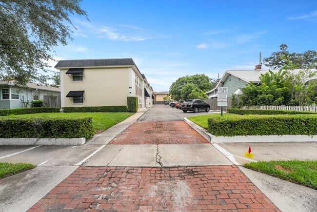 Building Photo - Orlando - 2 Bedroom, 1 Bathroom - $1895.00