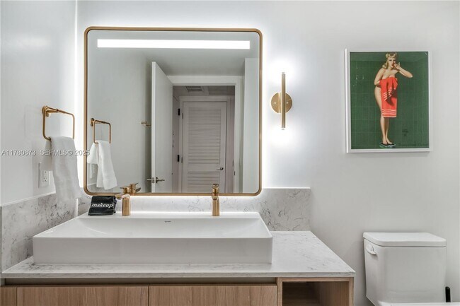 Building Photo - 601 NE 1st Ave