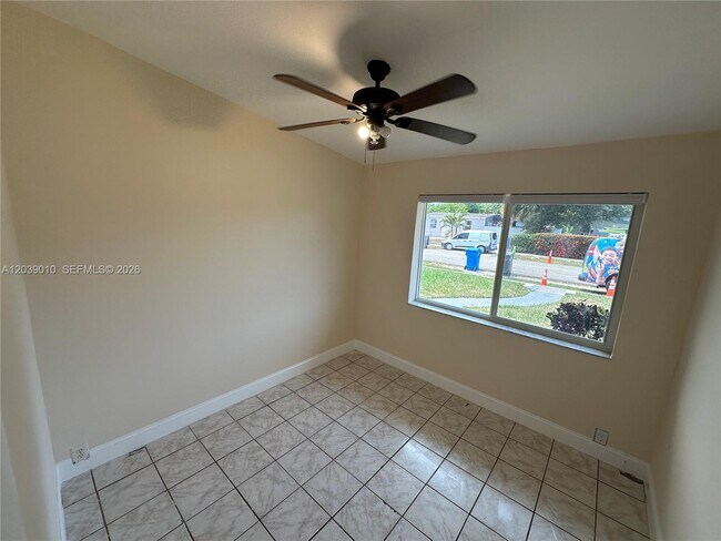 Building Photo - 4410 SW 39th St