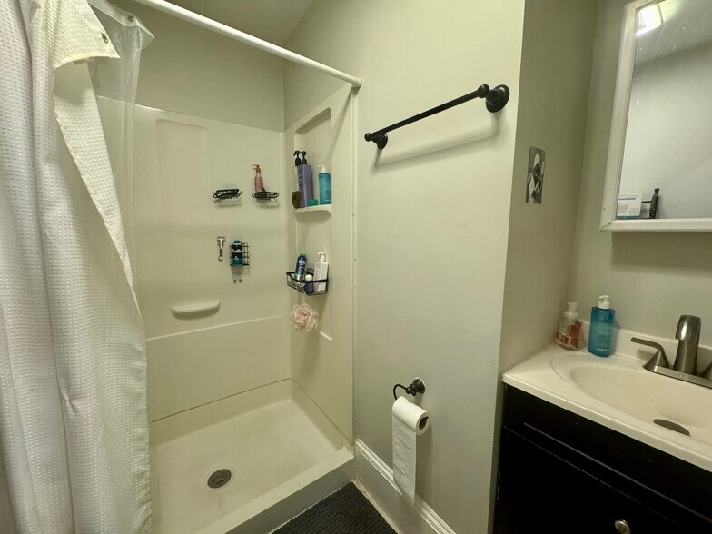 Building Photo - 717 Parker St