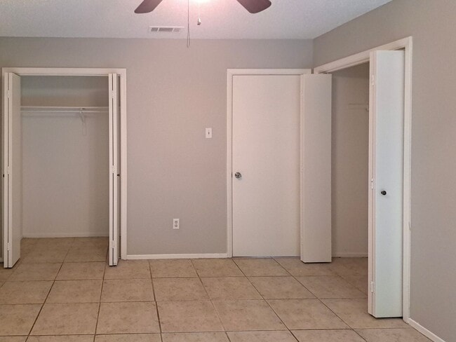 Building Photo - 400-402 Renee Drive