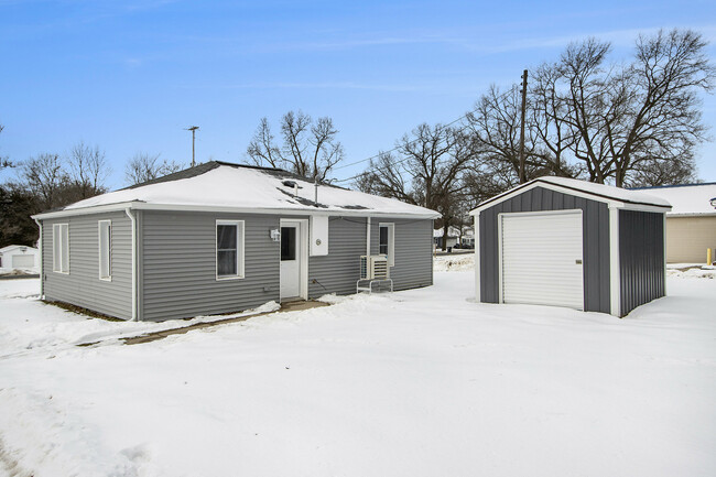 Building Photo - 5324 N Riverview Dr