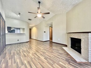Building Photo - Gorgeous Condo, 2 Bedrooms/2 Balconies/2 B...