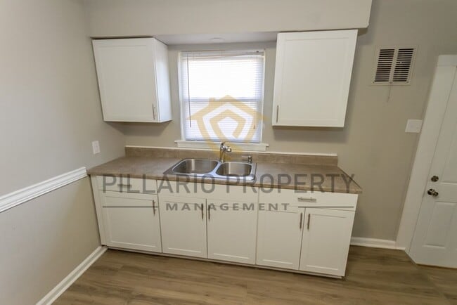 Building Photo - 3 Bed/1 Bath Bungalow near Wes Montgomery ...