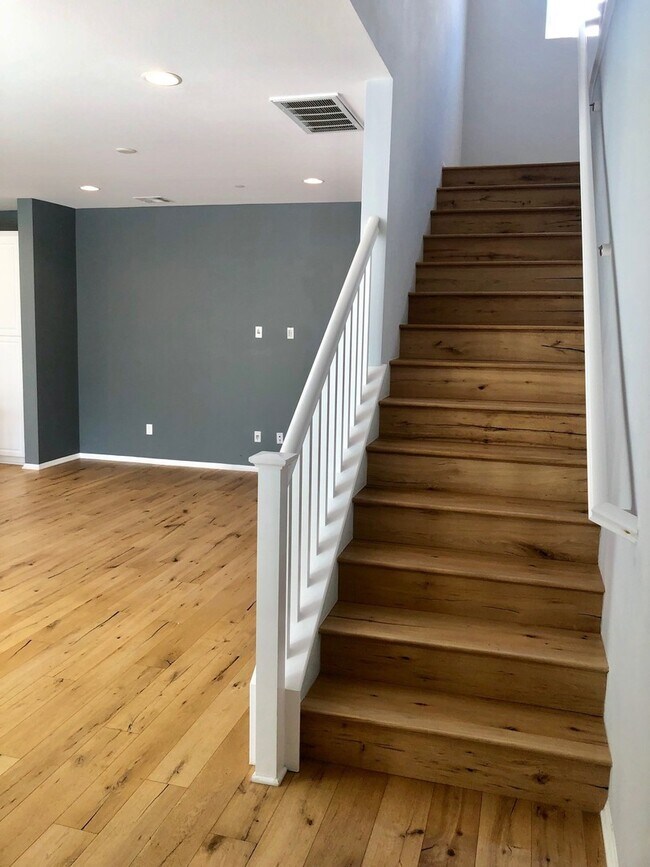 Building Photo - Beautiful East Ventura Home- Enclave Community