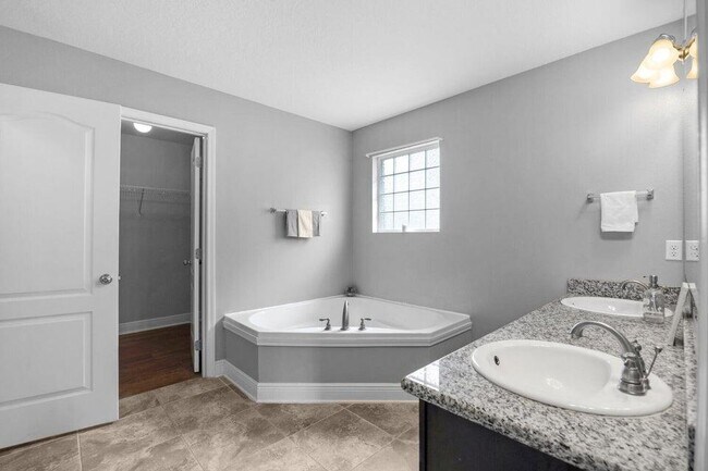 Building Photo - 4415 Mirada Way