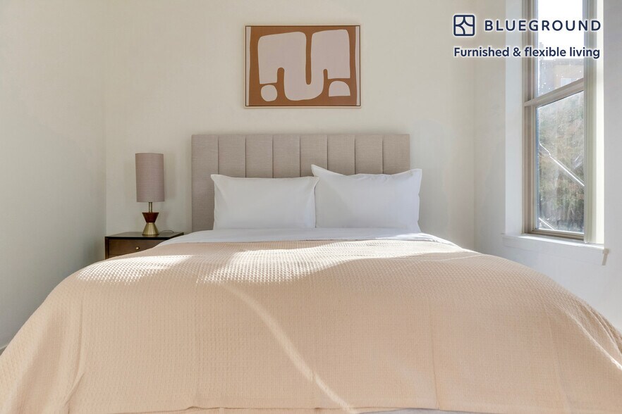 Building Photo - 11000 NE 10th St