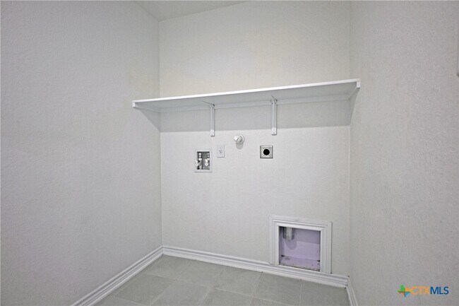 Building Photo - 512 Dakota Crk