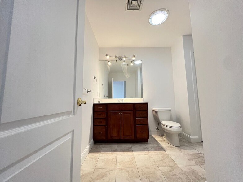 Building Photo - 141 Grovers Ave