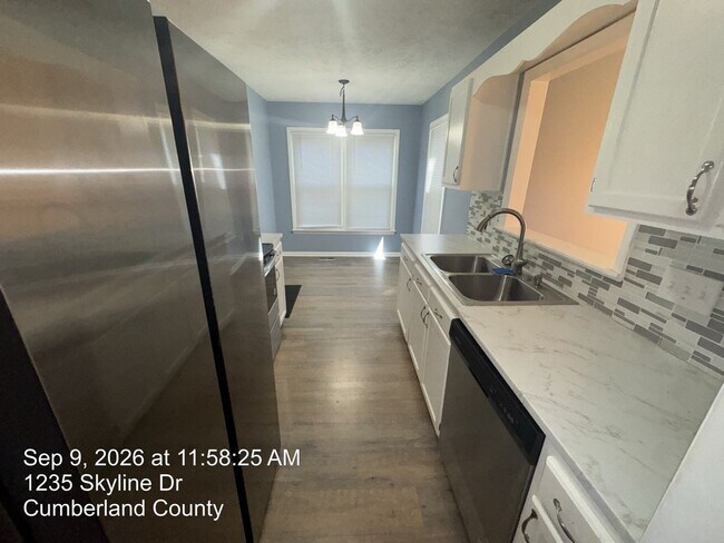 Building Photo - 1235 Skyline Dr