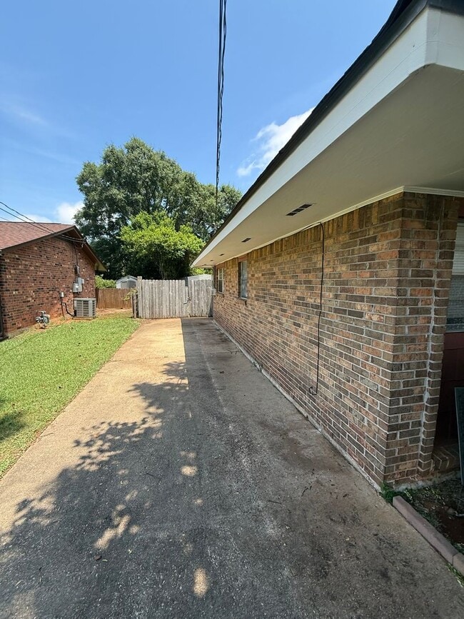 Building Photo - ** 3 Bed 2 Bath located in Montgomery East ** Call 334-366-9198 to schedule a self tour