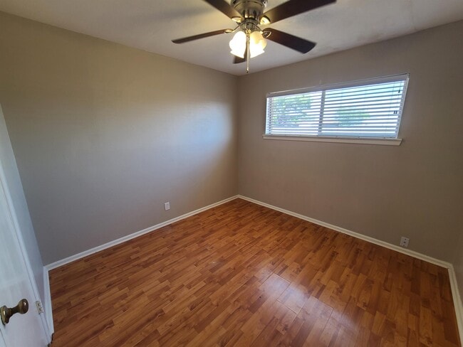 Building Photo - 409 E Shandon Ave