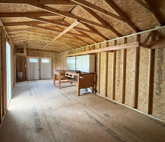 Building Photo - Spacious 2-Bed 1-Bath House