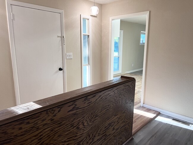 Building Photo - 105 Thistledown Trail