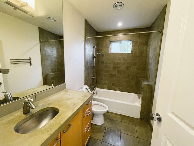 Building Photo - Spacious 3-Bedroom, 2-Bath Home in the Hea...