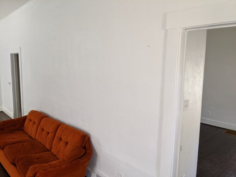 Building Photo - 721 Main St