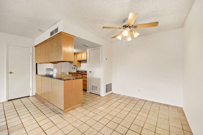 Building Photo - Cozy 2-Bedroom Apartment with Community Amenities